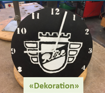 Ein Bild, das Text, Uhr, Boden, Schild enthlt.

Automatisch generierte Beschreibung